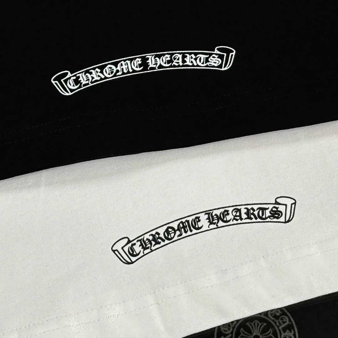 P170 Chrome Hearts 25 high-end versions. The fabric is made of 300 grams of high-density pure cotton. It does not deform or shrink. It has three labels. It is the same style for men and women. Technology: suede foaming + digital printing. Color: white, black. SIZE: S-XL.